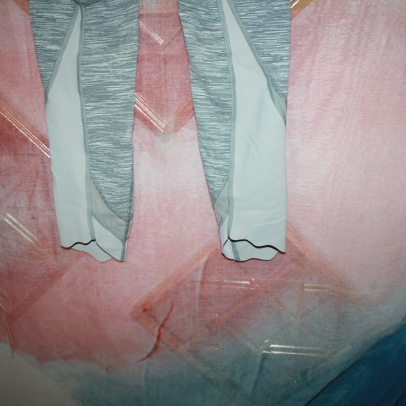 Lululemon Striped Gray & White Leggings 🌵 4 - Picture 6 of 12